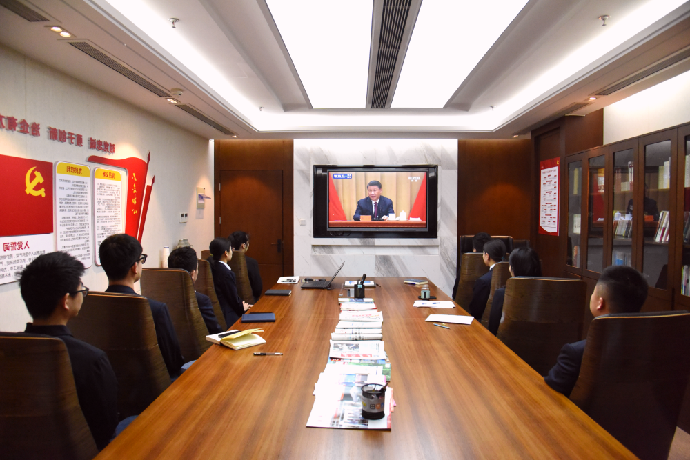 澳门美高梅赌场组织境内外青年团员观看庆祝建团100周年大会